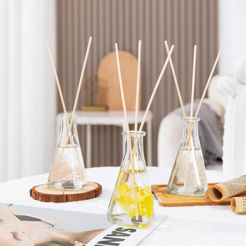 Vinetørket blomst trekantet flaske uten brann innendørs aromaterapi siv diffuser