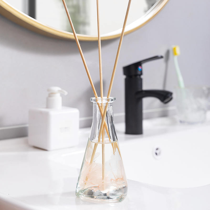 Vinetørket blomst trekantet flaske uten brann innendørs aromaterapi siv diffuser