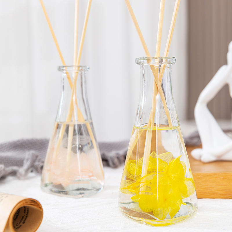 Vinetørket blomst trekantet flaske uten brann innendørs aromaterapi siv diffuser