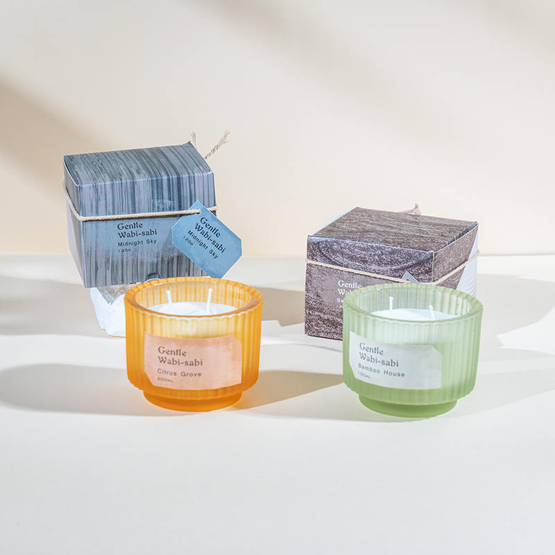 Rund stearinlyskopp i glass med vertikale striper duftlys - leverandør av øko soyavokslys