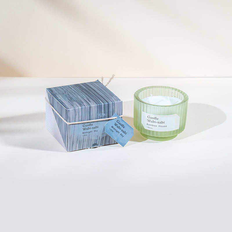 Rund stearinlyskopp i glass med vertikale striper duftlys - leverandør av øko soyavokslys