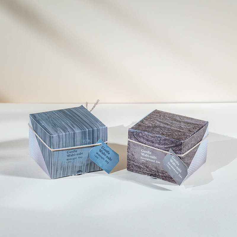 Rund stearinlyskopp i glass med vertikale striper duftlys - leverandør av øko soyavokslys