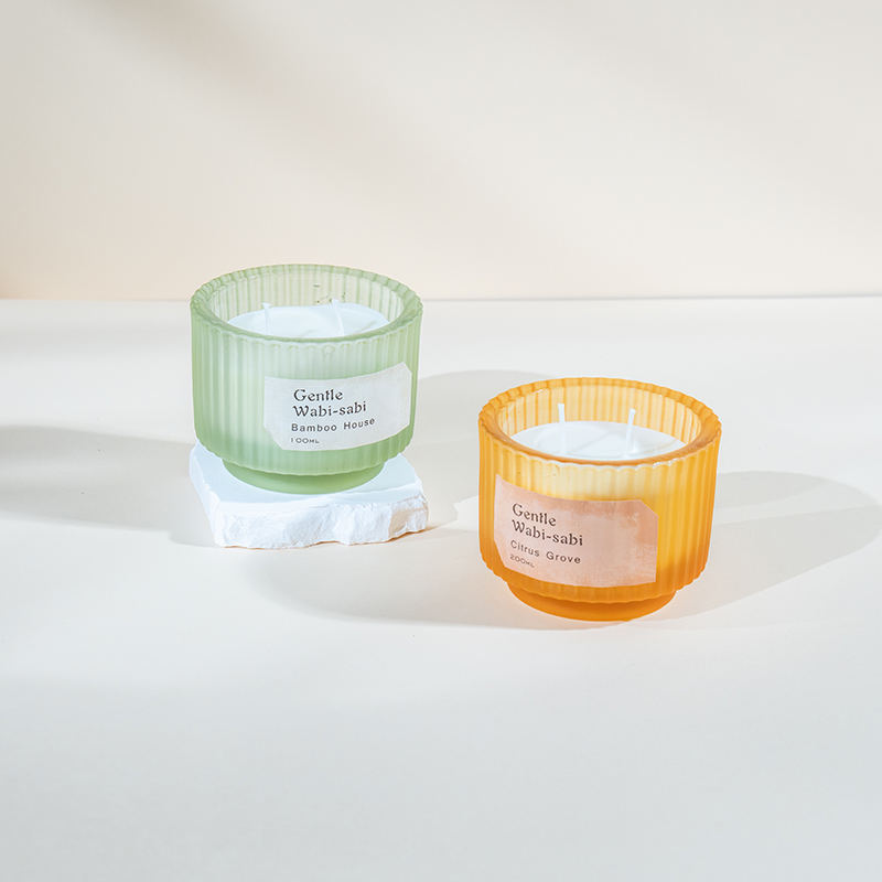 Rund stearinlyskopp i glass med vertikale striper duftlys - leverandør av øko soyavokslys