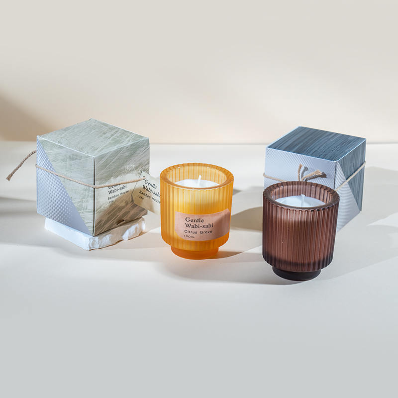 Rund stearinlyskopp i glass med vertikale striper duftlys - leverandør av øko soyavokslys