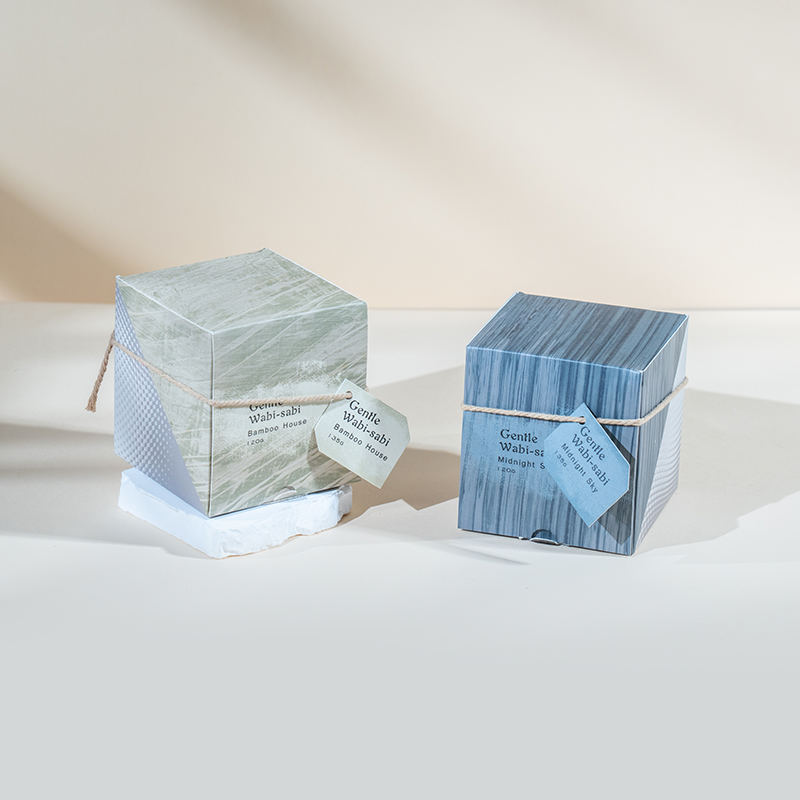 Rund stearinlyskopp i glass med vertikale striper duftlys - leverandør av øko soyavokslys