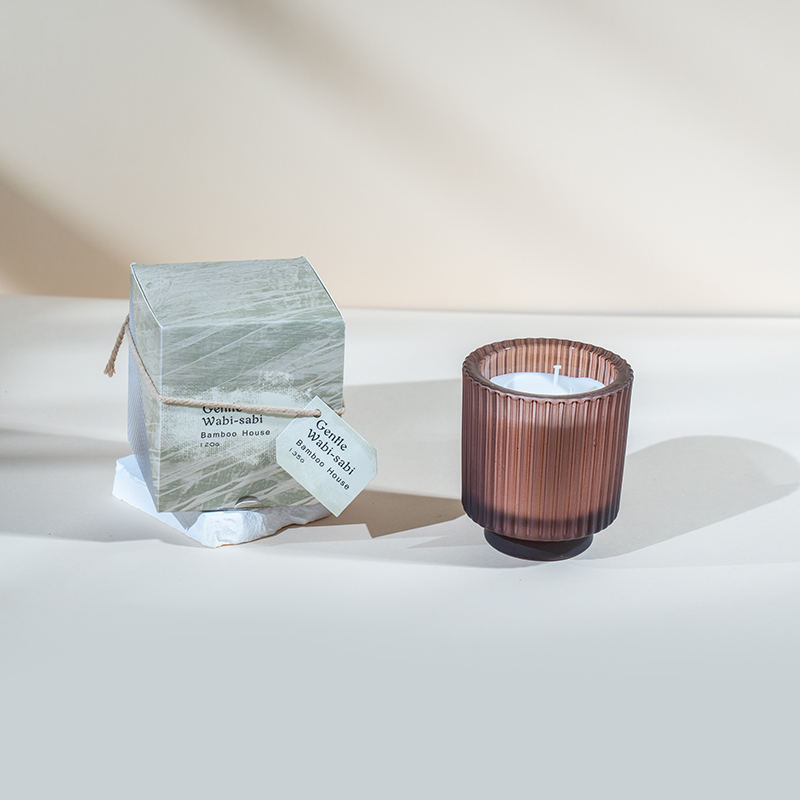 Rund stearinlyskopp i glass med vertikale striper duftlys - leverandør av øko soyavokslys