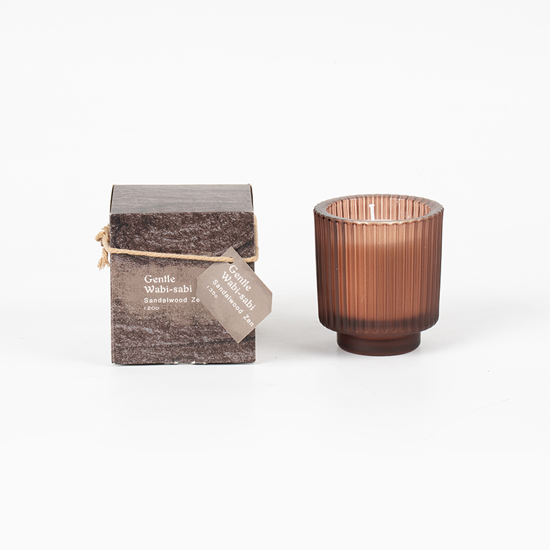 Rund stearinlyskopp i glass med vertikale striper duftlys - leverandør av øko soyavokslys