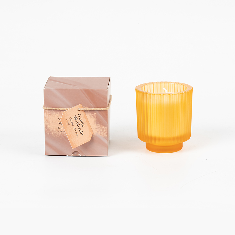 Rund stearinlyskopp i glass med vertikale striper duftlys - leverandør av øko soyavokslys