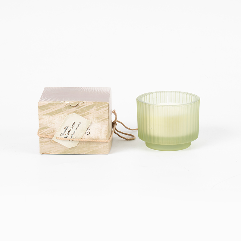 Rund stearinlyskopp i glass med vertikale striper duftlys - leverandør av øko soyavokslys