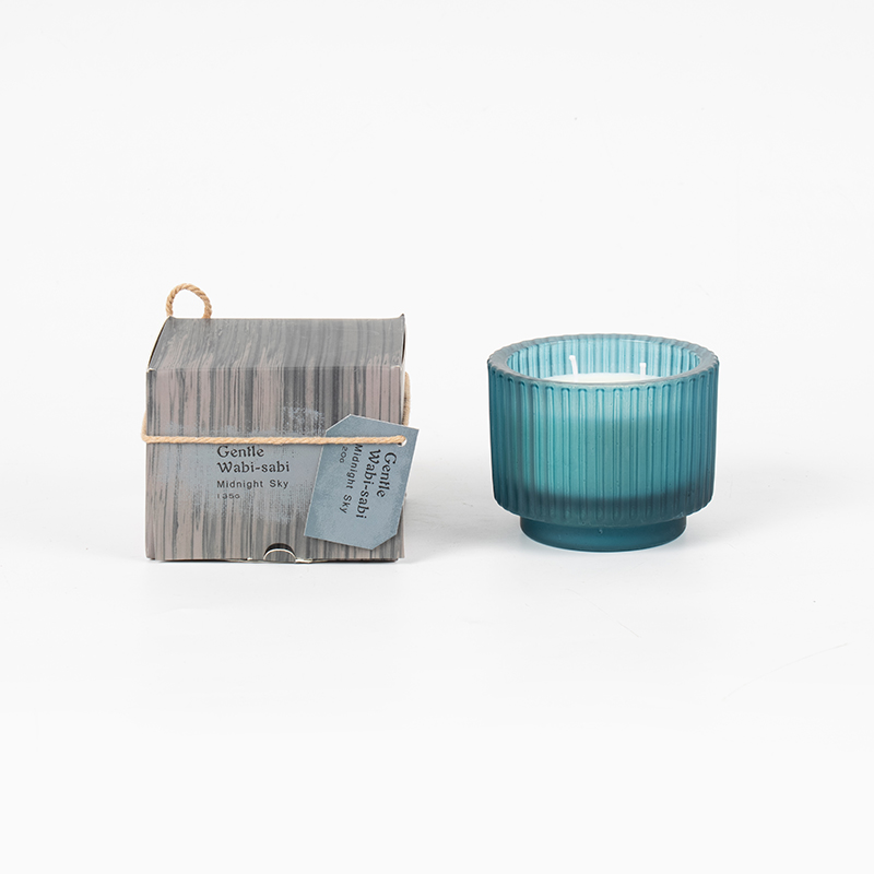 Rund stearinlyskopp i glass med vertikale striper duftlys - leverandør av øko soyavokslys